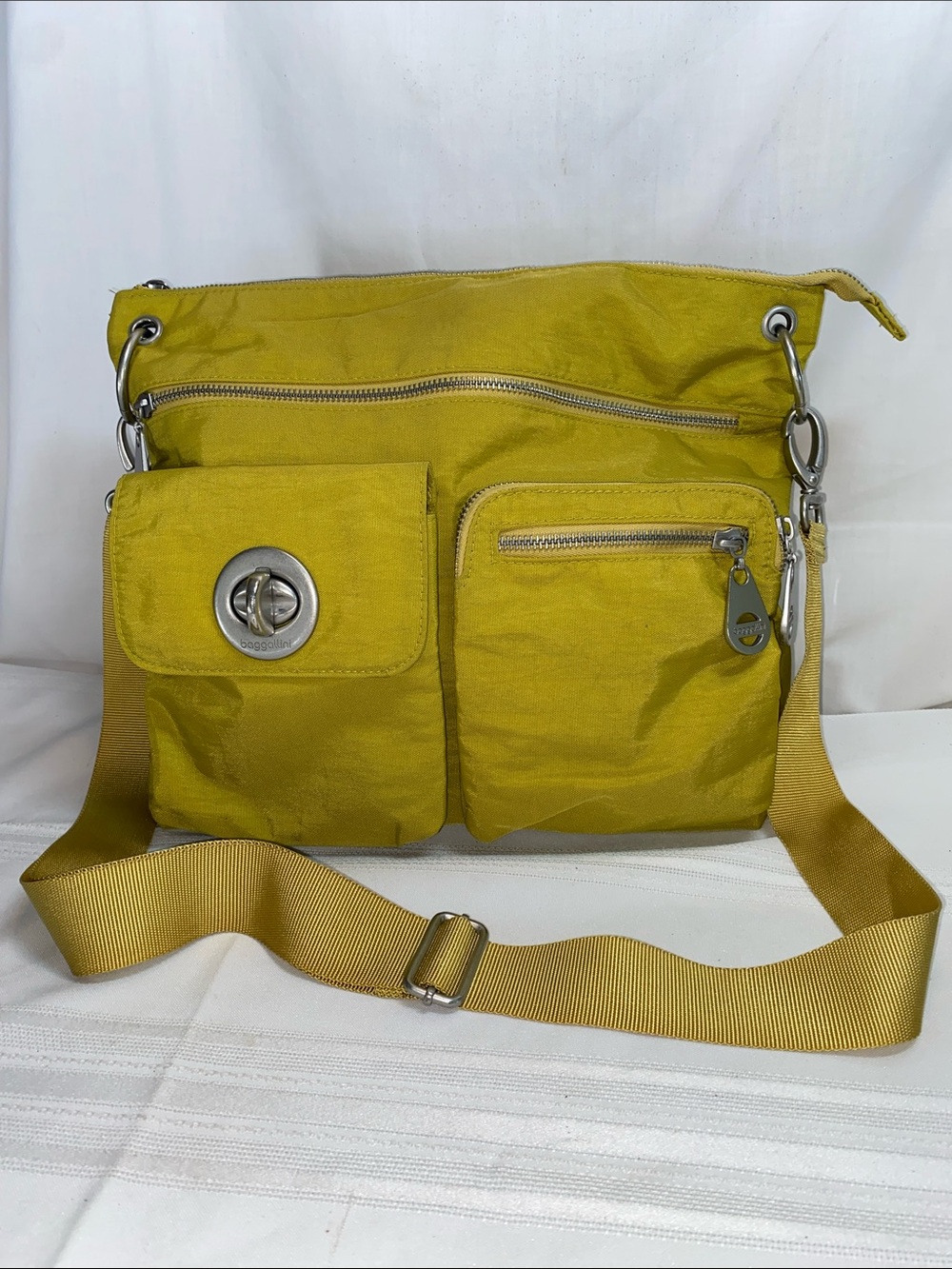 Baggallini mustard yellow crossbody bag
